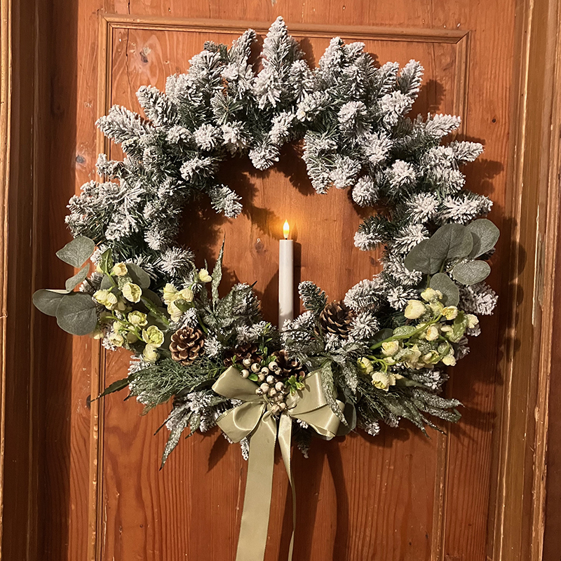 couronne de noel artisanale avec fleurs et chandelle led prestige