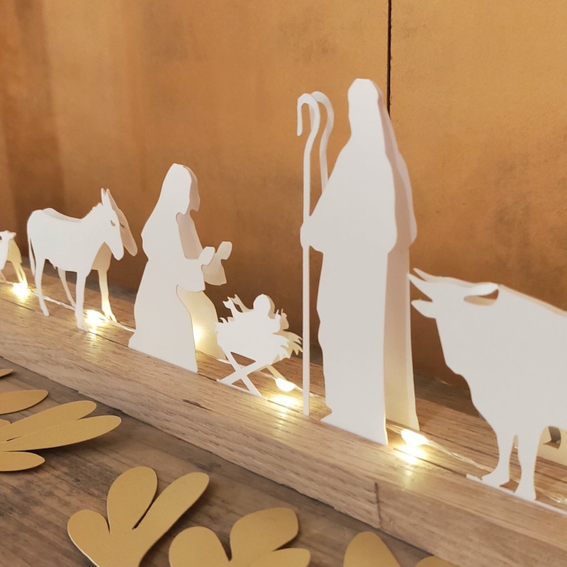 Crèche minimaliste éclairée d'une guirlande led