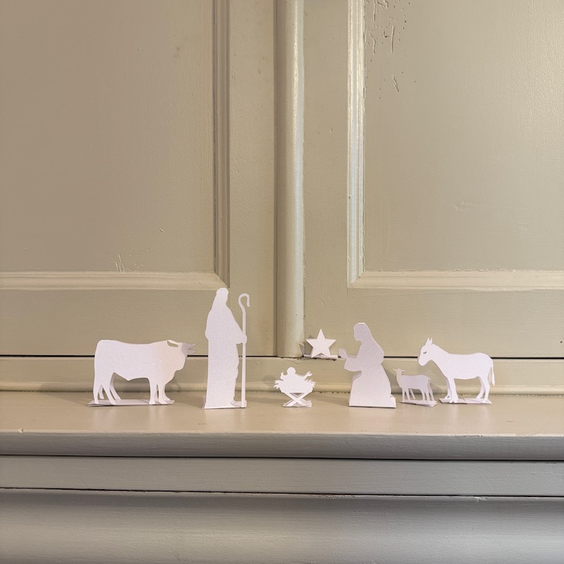 crèche minimaliste en papier blanc