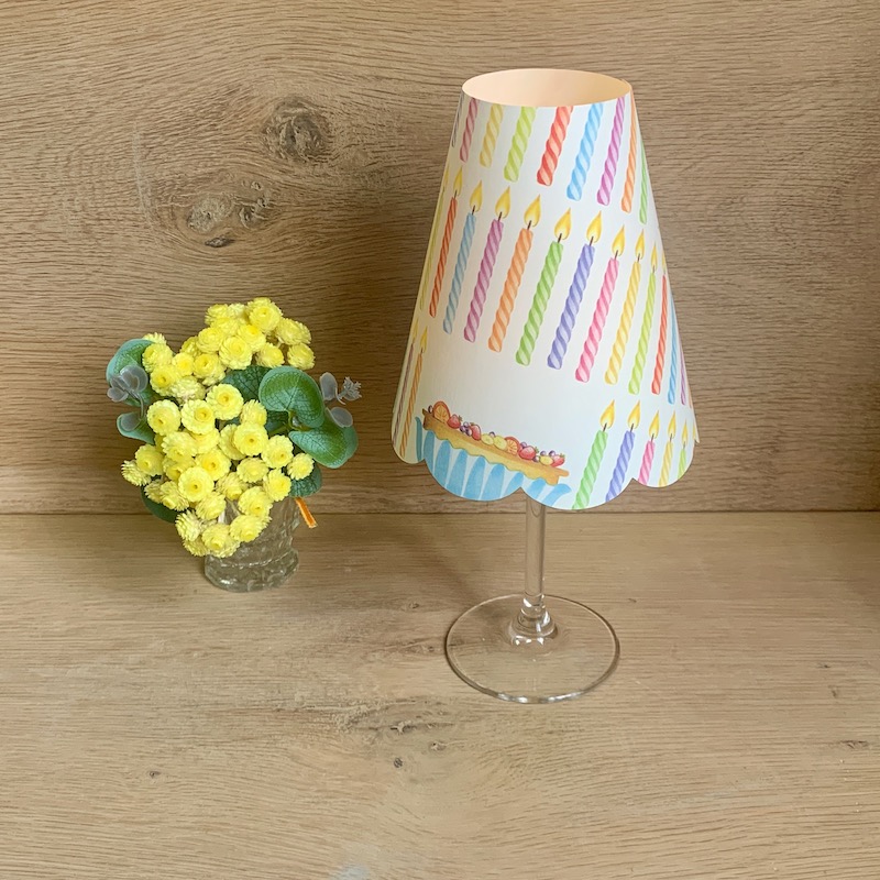 une manière originale d'illuminer une table d'anniversaire