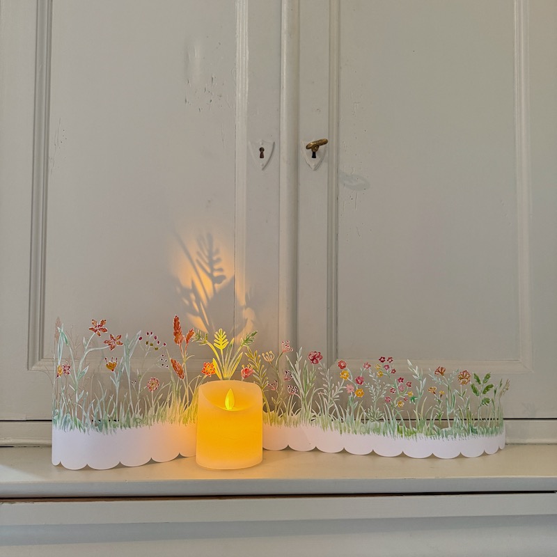 Déco en papier avec des fleurs des champs peintes à la main