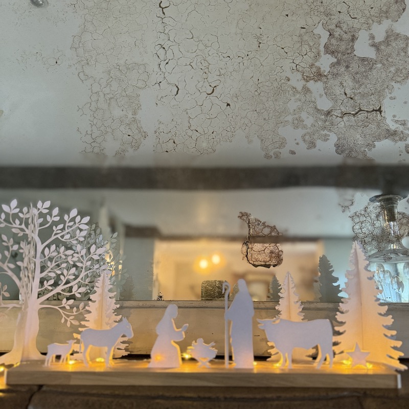 Scène de la Nativité en papier blanc, à poser simplement