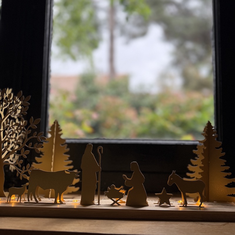 crèche en papier avec sapins et arbres de vie