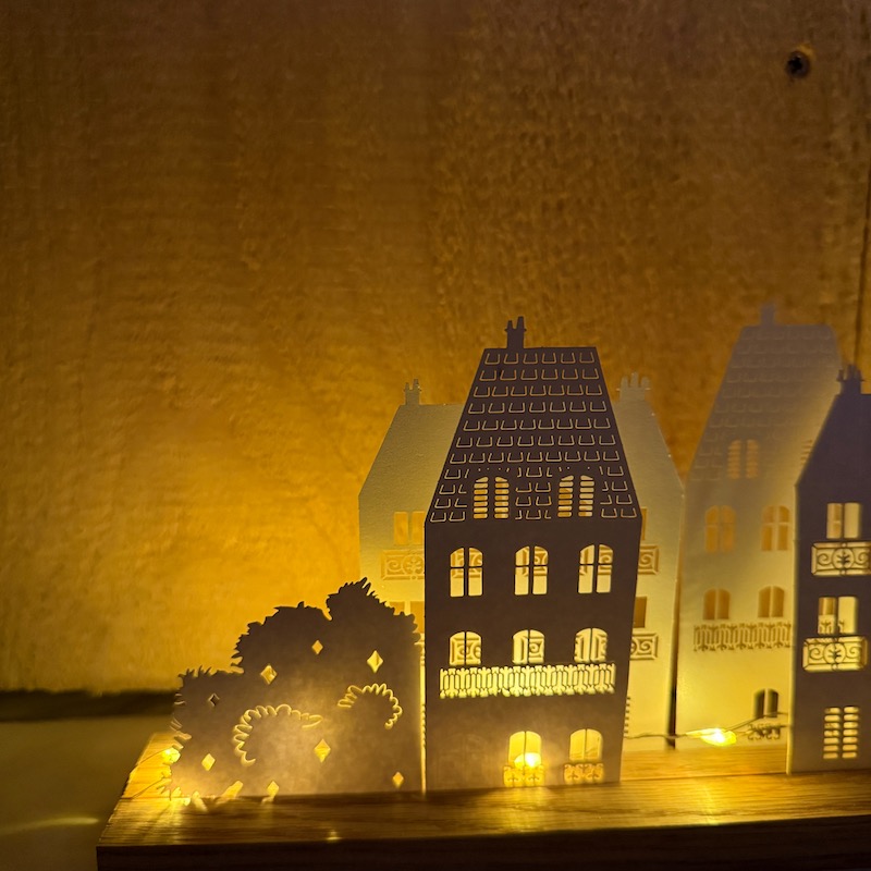 Décor lumineux avec des maisons découpées dans du papier