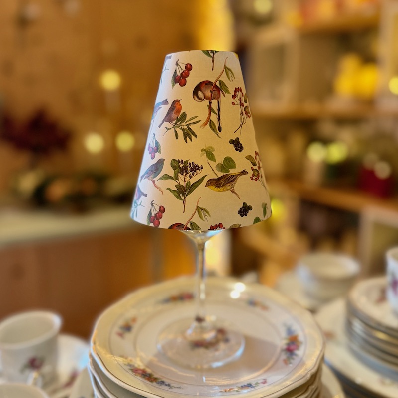 verre à pied transformé en lampe pour illuminer une table, motif oiseaux