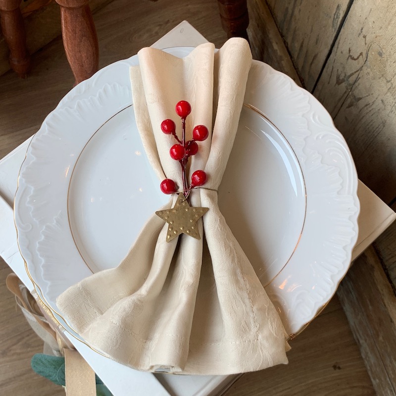 des baies rouges pour parfaire la décoration de Noël de vos serviettes de table