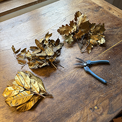créer soi-même une couronne de feuilles dorées
