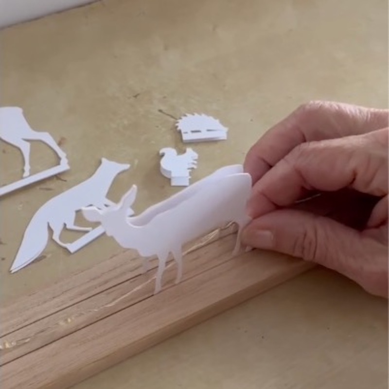fabrication artisanale de scénettes en papier éclairées d'une guirlande Led