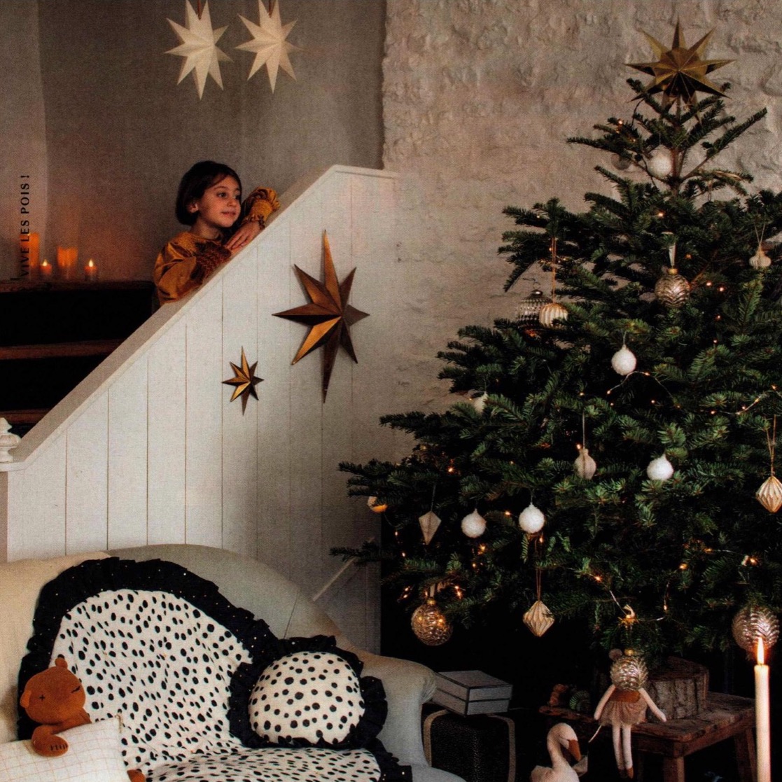 des boules de Noël en papier et une guirlande Led pour décorer sobrement un sapin