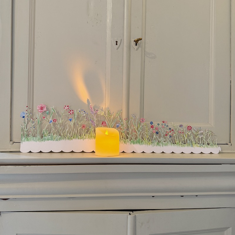 guirlande de fleurs découpées dans du papier et peintes à l'aquarelle