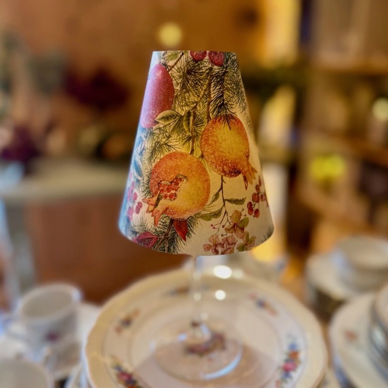 lampe faite avec un verre à pied et un abat jour en papier fruits de Noël