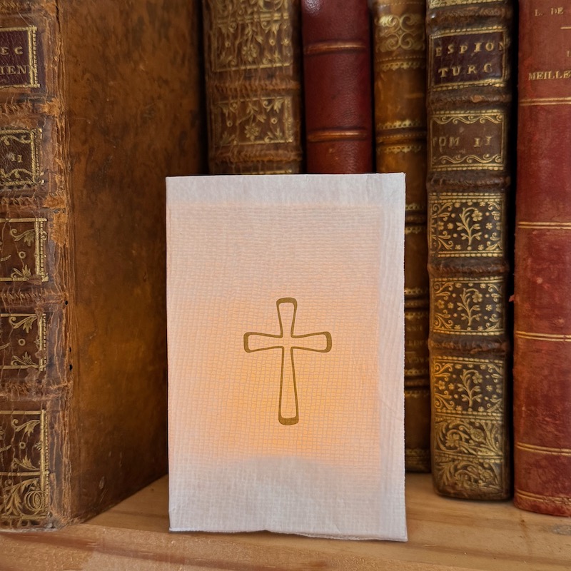 une bougie led en papier pour éclairer une étagère sans danger