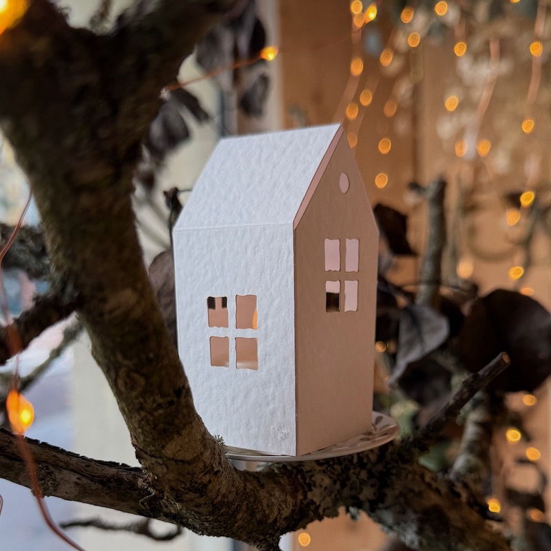 Mini maison en papier éclairée d'une bougie Led, idée déco de Noël