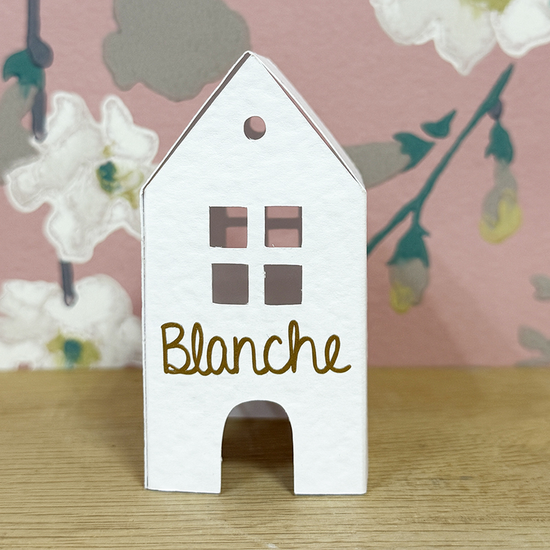 une mini maison Led avec le prénom d'un nouveau-né