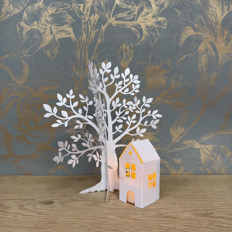 déco en papier découpé, maison et arbre en papier blanc à poser simplement