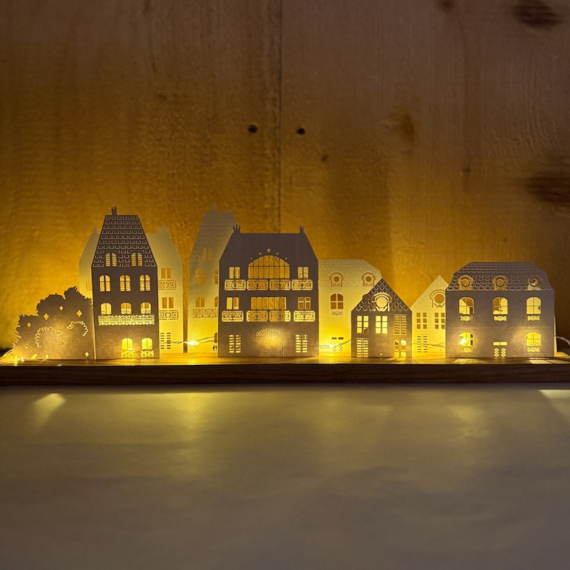 petites maisons en papier éclairées d'une guirlande led