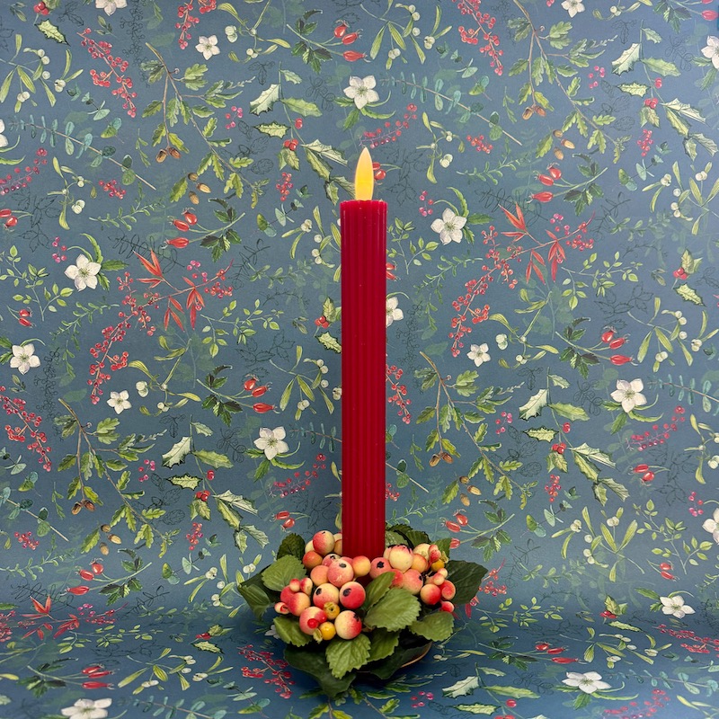 bougie et mini couronne rouges pour un Noël traditionnel