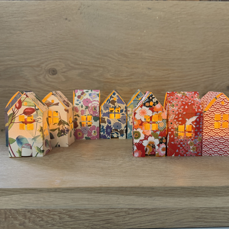 collection de mini maisons Led découpées dans du papier 