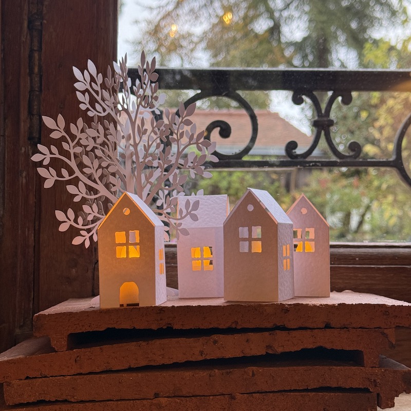 arbre et maisons en papier éclairés de bougies led