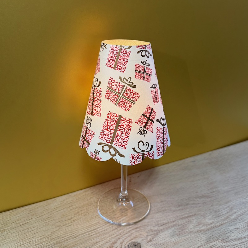 lampe de table pour illuminer une table de Noël, motif cadeaux