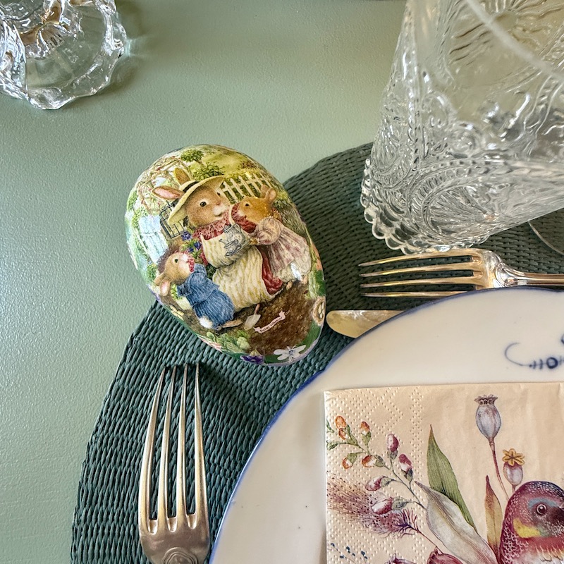 Des oeufs de pâques comme marque-place pour les invités