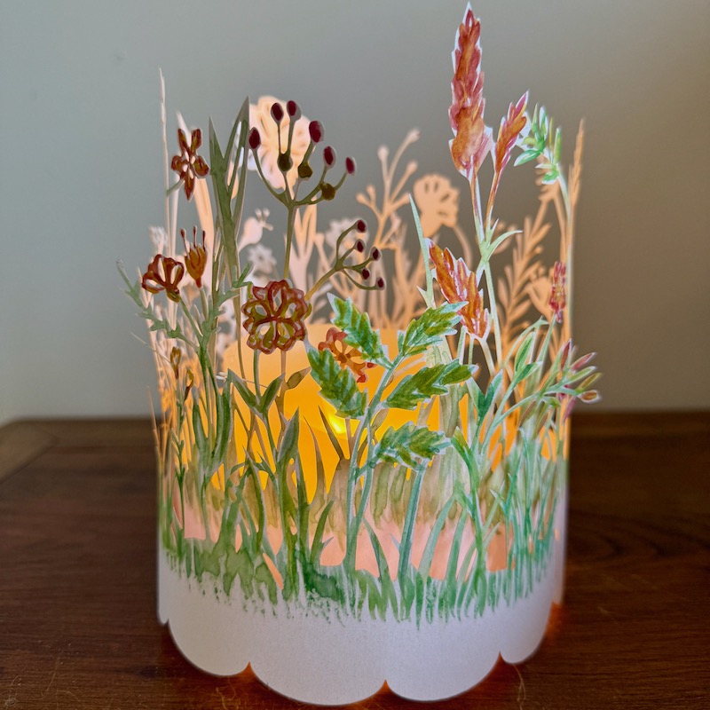 photophore en papier décoré de fleurs des champs peintes à éclairer d'une bougie led