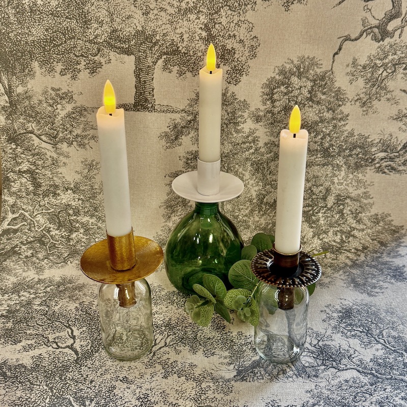 des supports de bougies à mettre dans des carafes anciennes pour créer des chandeliers unqiues