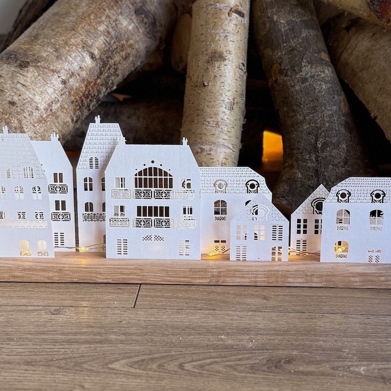 petit décor lumineux avec des maisons de ville