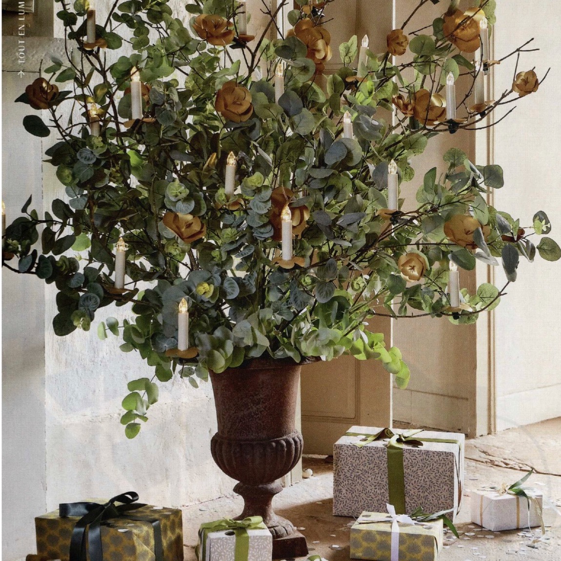 vase Médicis transformé en sapin de Noël grâce à de petites bougies Led