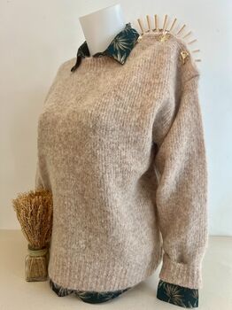 Pull boutons dorés bleu beige