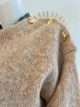 Pull boutons dorés bleu beige