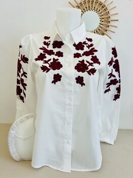 Chemise blanche broderies bordeaux