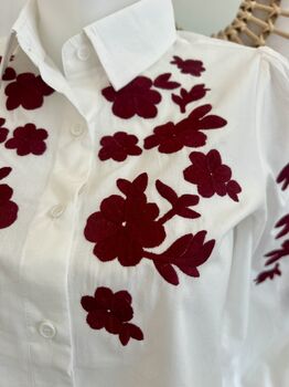 Chemise blanche broderies bordeaux
