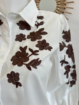 Chemise blanche broderies chocolat