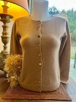 Gilet cachemire boutons bijoux camel
