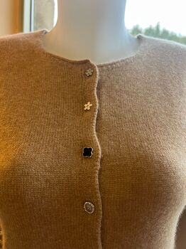 Gilet cachemire boutons bijoux camel
