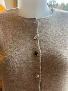 Gilet cachemire boutons bijoux taupe