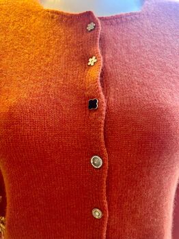 Gilet cachemire boutons bijoux rouille