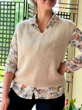 Pull sans manches col V beige