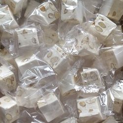 Les Confiseries Occitanes - Gros cubes de nougat tendre aux amandes emballés individuellement 1 kg