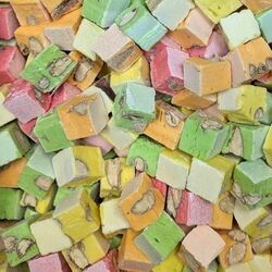 Carton de 2 kg de Petits cubes de nougats tendres COLORÉS