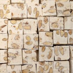 Carton de 2 kg de Gros cubes de nougats tendres AMANDES