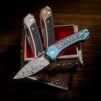 TW.DGY Lionsteel ‘TWAIN’ Folding Knife Titanium grey/Carbon Fibre Damascus