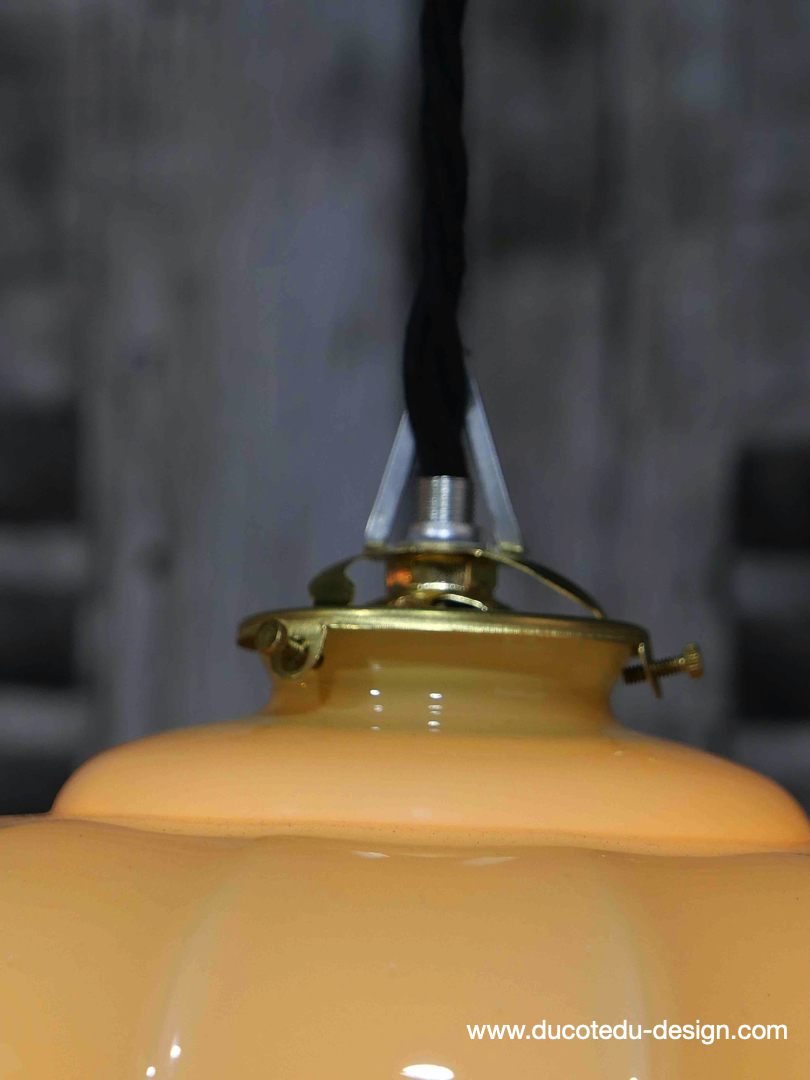 Suspension vintage en verre opalin avec abat-jour angulaire