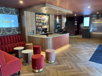 Banquette malaga option dossier piqûres bombées et poufs sur socle