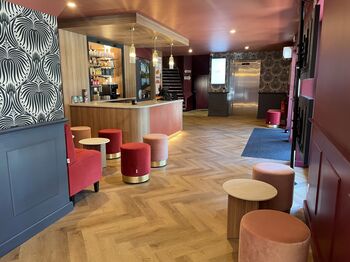 Banquette malaga option dossier piqûres bombées et poufs sur socle