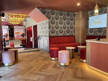 Banquette malaga option dossier piqûres bombées et poufs sur socle