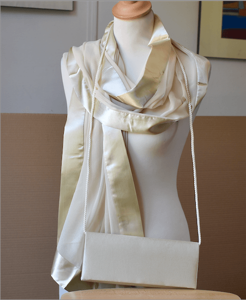 Etole ivoire/crème/champagne en mousseline de soie bordée de satin.