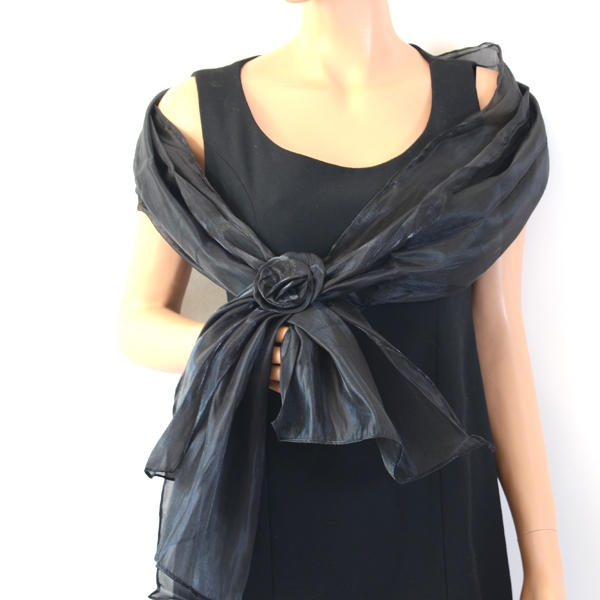 Jolie étole noire avec pince fleur en soie et polyester Jolie étole noire avec pince fleur en soie et polyester