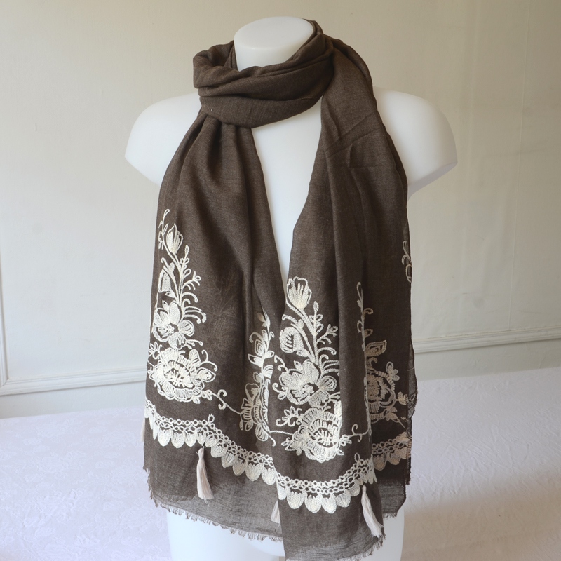 Chèche foulard femme violet, motif fleurs roses, bleues et oranges Chèche foulard femme violet, motif fleurs roses, bleues et oranges